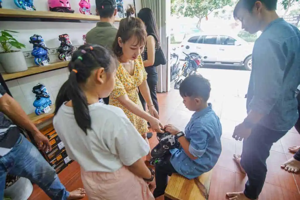 Khách hàng mua sắm tại chuỗi cửa hàng Patin.vn